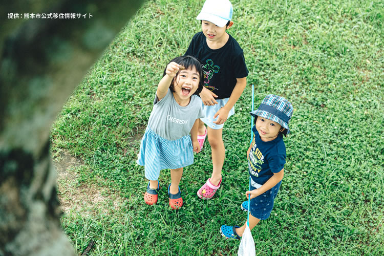 野外で遊ぶ元気な3人の子供の写真